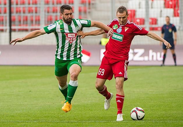 Nagy küzdelem dúlt a pályán Debrecenben, ahol a Ferencváros a Magyar Kupa után a Ligakupát is megnyerte (Fotó: MTI)