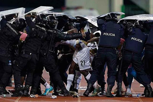 Nem túlzás: a ghánai játékosok életveszélyben voltak Malabóban (Fotó: Reuters)