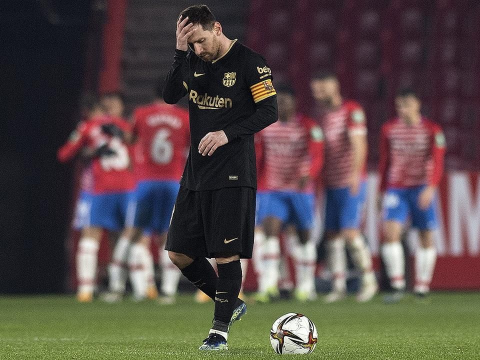 A második félidő elején még fogta a fejét Messi és a Barca (Fotó: AFP)