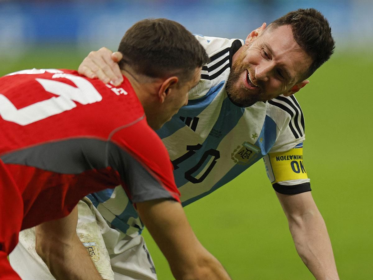 Lionel Messi és a párbaj hőse, Emiliano Martínez kapus (Fotó: AFP)