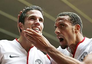 Rio Ferdinand (jobbra) gratulál holland csapattársának
(Fotó: Reuters)