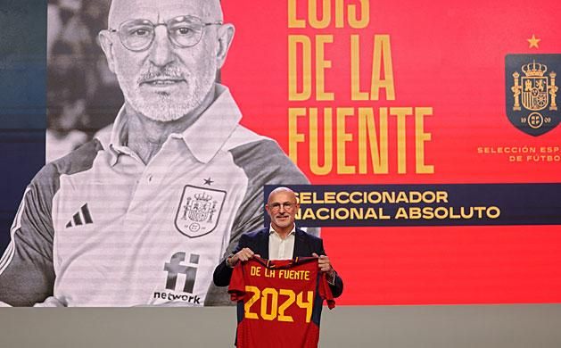 Luis de la Fuente spanyol kapitány a bemutatásakor (Fotó: AFP)