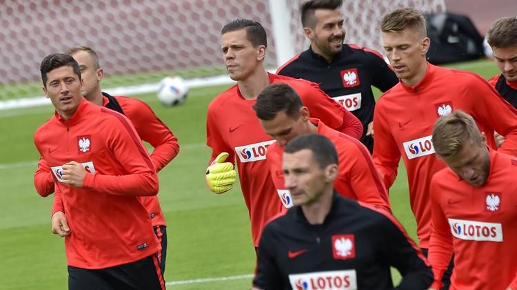 A lengyel válogatott Lewandowski (bal oldalt) formájában bízik (Fotó: AFP)