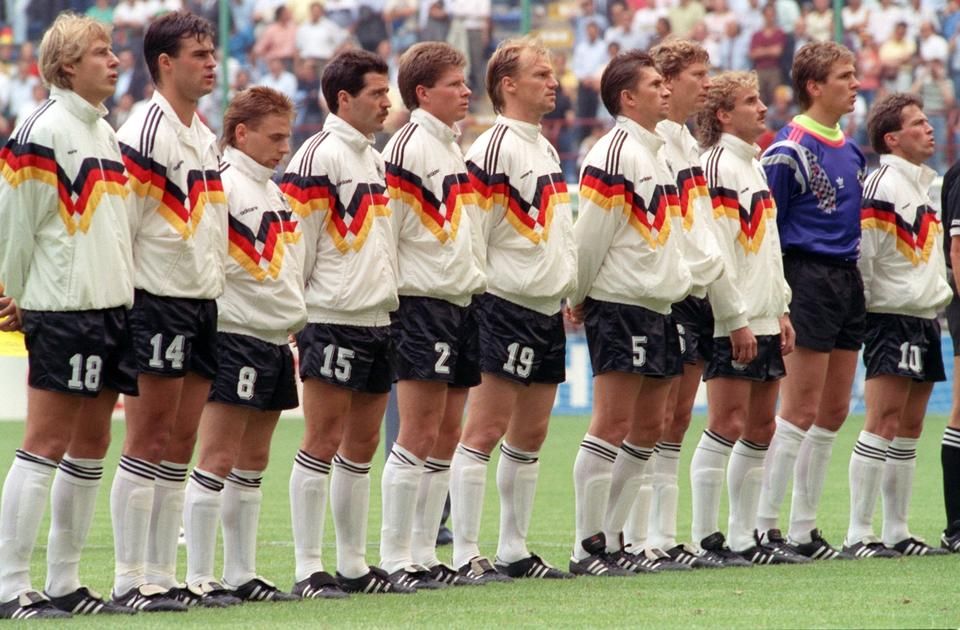 1990: a csúcsra érnek a Bundesliga-frizurák variációi, Völler apó jobbról a harmadik (AFP)