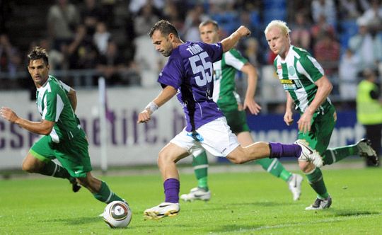 A korábbi ferencvárosi csatár, Tököli Attila ősszel gólt szerzett a KTE színeiben a 2–1-es Ferencváros-sikert hozó meccsen –  ő ma is veszélyt jelenthet a kapura (Fotó: Németh Ferenc, archív)