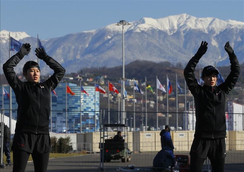 A japán női hokisok bemelegítő gyakorlatokat végeznek