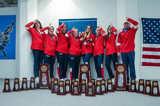 Az Ole Miss sportlövőcsapata az NCAA bajnokságán nyert díjakkal – középen Lea