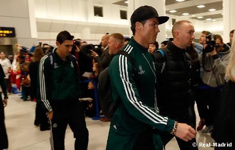 A Real Madrid játékosai megérkeznek Manchesterbe (Fotó: realmadrid.com)