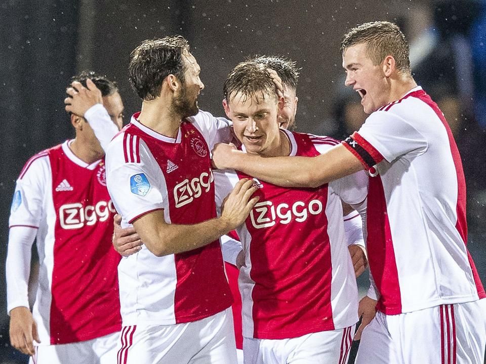 Frenkie de Jong (jobbról a második) és társai Ajax-gólnak örülnek (Fotó: AFP)