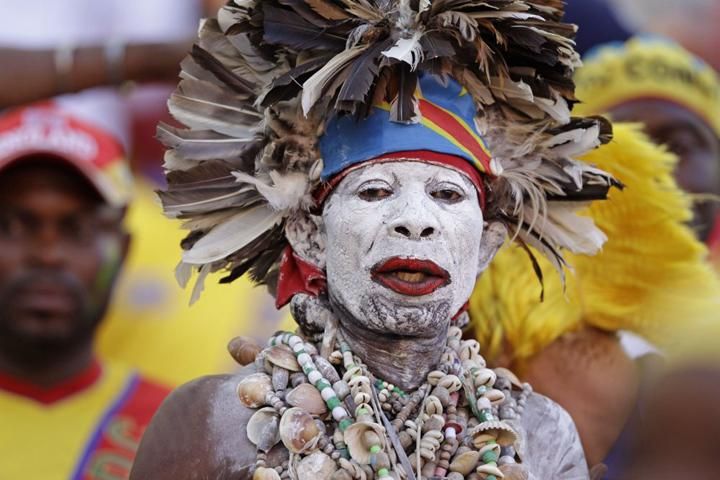 Rémes fazon fehérre festett arccal. A Zöld-foki-szigetek csapata menetel (forrás: whoateallthepies.com)