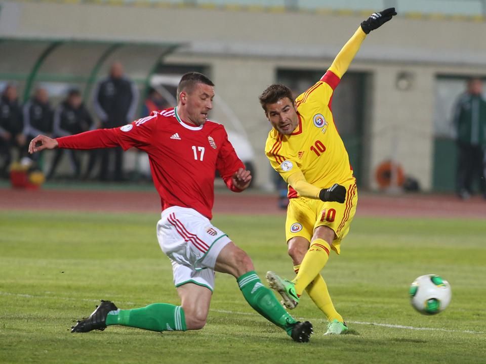 Mészáros Norbert rúgja el a labdát Adrian Mutu elől a 2013. márciusi Magyarország–Románia (2–2) mérkőzés előtt (Fotó: Korponai Tamás)