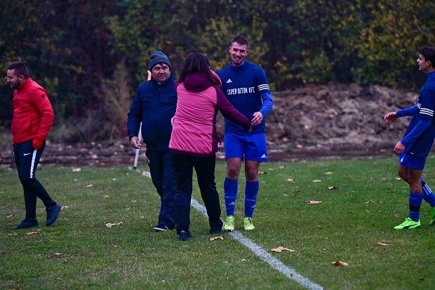 Öröm az oldalvonalon: Tasi Krisztina köszönti a tiszagyendai gólszerzőt (Fotó: Majoros Árpád Csaba)