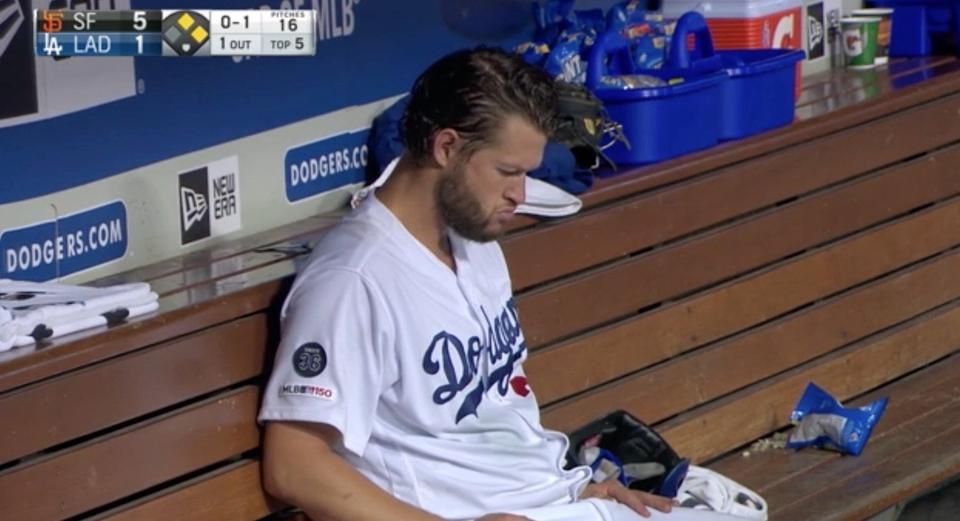 „Az októberi Kershaw” – ez volt a fix neve ezeknek a képnek, melyeken a Dodgers dobója szomorúan ül egy playoff-vereség után (Fotó: Twitter)