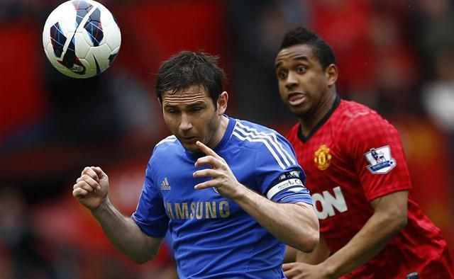 Frank Lampard (Chelsea) fejeli el a labdát Anderson (Manchester United) elől (Fotó: Reuters)