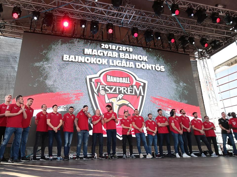 A Veszprém Arénánál köszöntötték a BL-ezüstérmes csapatot (Fotók: Dömötör Csaba)