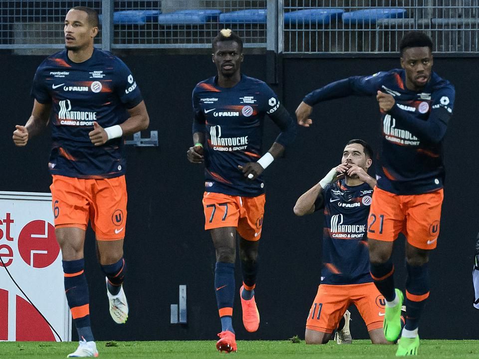 Téji Savanier térdelve ünnepli a Montpellier vezető gólját, jobbra a később szintén a kapuba találó Elye Wahi (Fotó: AFP)