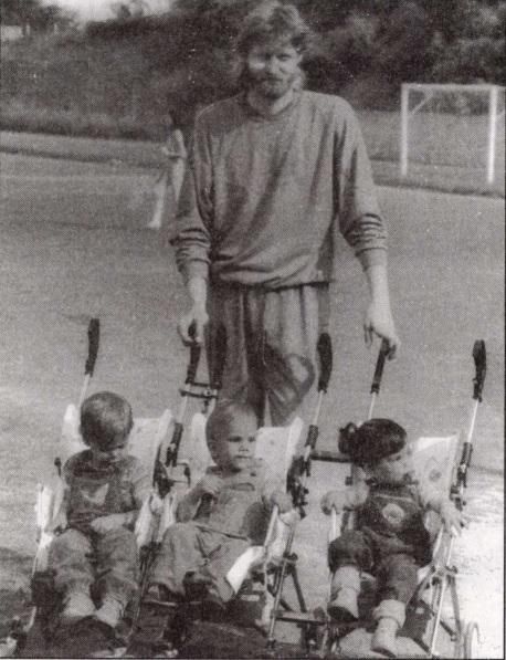 Zsiborás Gábor három ikergyermekével
