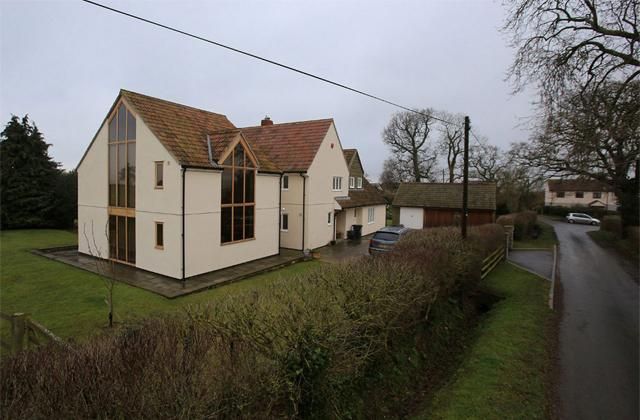 És egy farmháza az angliai Somersetben (Forrás: mirror.co.uk)