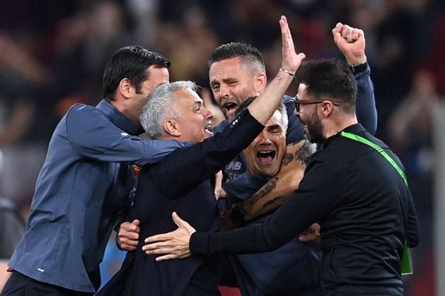 José Mourinho már azonnal a lefújás után nagyon büszke volt az ötödik európai kupagyőzelmére (Fotó: AFP)