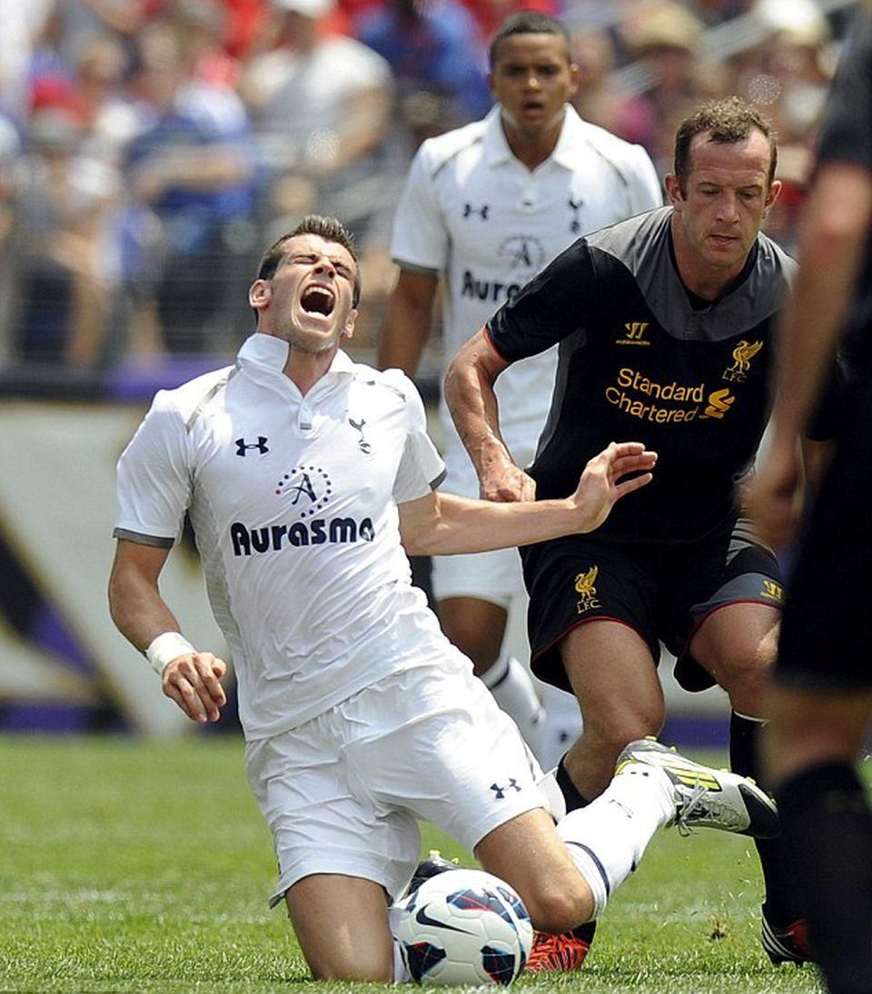 Charlie Adam éppen Bale-t aprítja (Fotó: AFP)