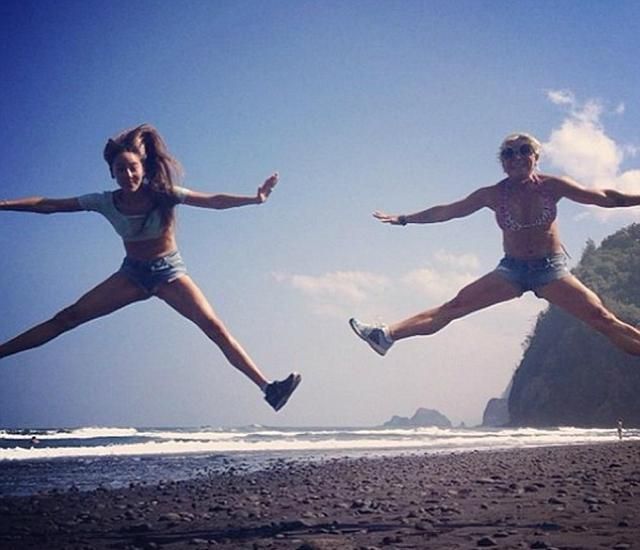 Button és barátnője, Jessica Micsibata Hawaiin kezdték az évet (Fotó: dailymail.co.uk)