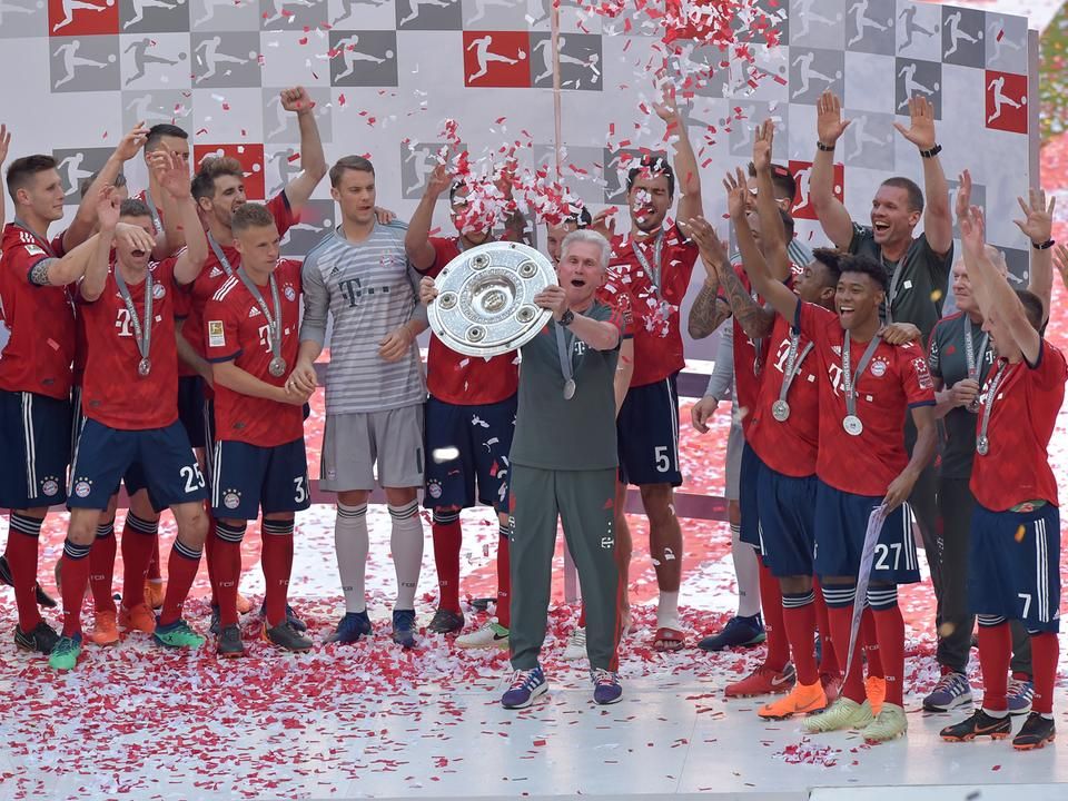 Átvette a bajnoki címért járó trófeát a Bayern München (Fotó: AFP)