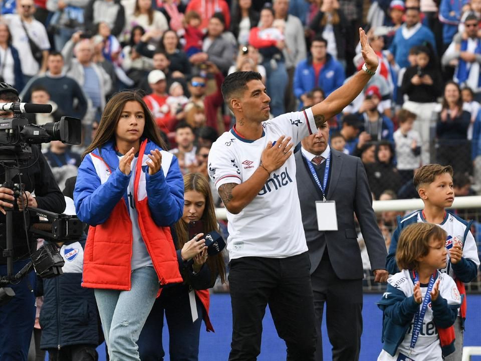 Suárez megkönnyezte a bemutatását – GALÉRIÁNK A KÉPRE KATTINTVA NYÍLIK MEG! (Fotó: AFP)