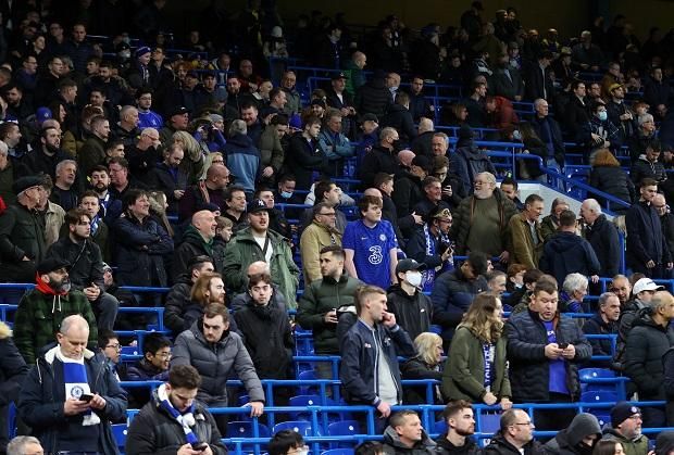 Felcsapható ülésekkel felszerelt támaszkorlátok: néhány angliai stadionban így kívánják megidézni a régi tribünhangulatot