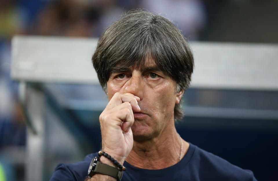 Joachim Löw megint nem bír magával. És az orrával… (Fotó: AFP)