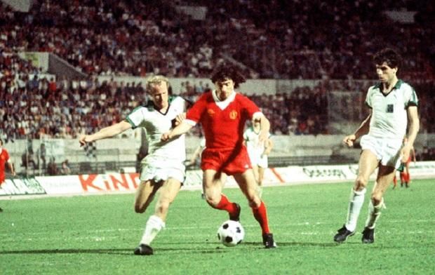 Liverpool-mezben az 1977-es BEK-döntőn Berti Vogts szorításában (Fotó: Imago images)