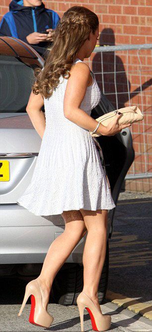 Coleen Rooney óriási magassarkúja (Fotó: Daily Mail)