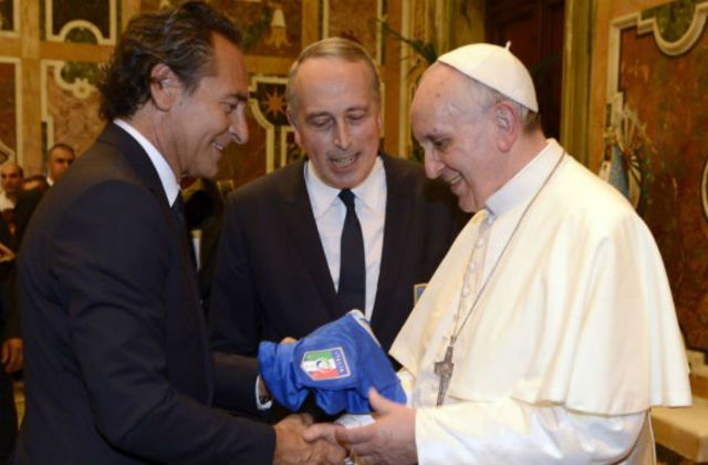 Cesare Prandelli a válogatott mezét ajándékozta Ferenc pápának (Forrás: Corriere dello Sport)