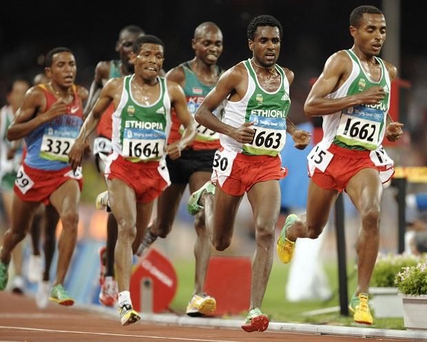 Haile Gebrselassie (1664-es számmal) tudja, a futás szíve és lelke Etiópiában található (Fotó: AFP)