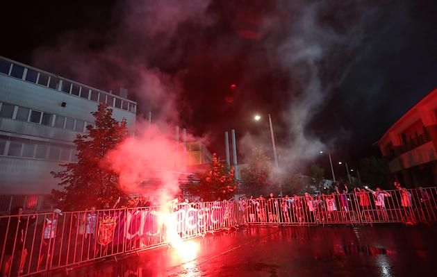 Az Újpest-szurkolók a stadionon kívül próbáltak meccshangulatot teremteni (Fotó: Török Attila)