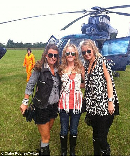 Nem átlagos érkezés egy fesztiválra: Coleen, Claire és Amy, a barátnő + a helikopter (Fotó: Claire Rooney/Twitter)