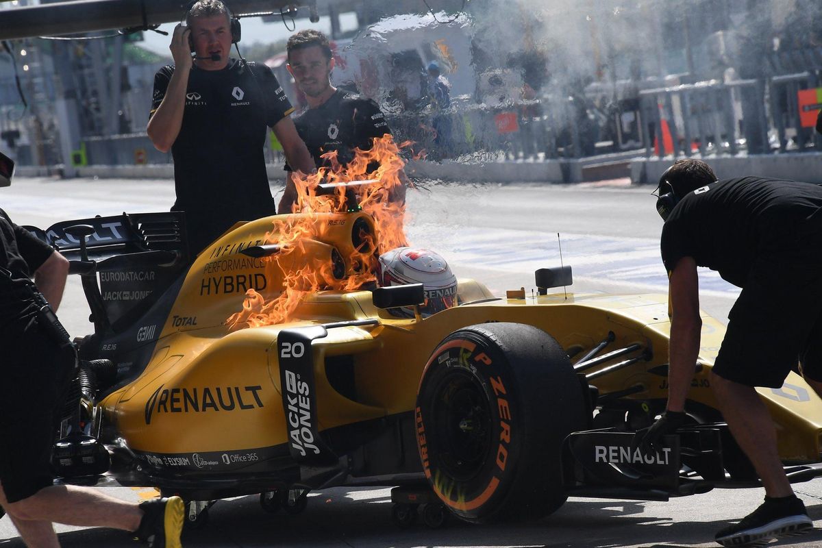 Kevin Magnussen Renault-ja az üzemanyag szivárgása miatt kapott lángra