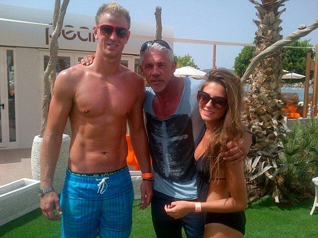 Joe Hart, Wayne Lineker és egy figyelemreméltó, bár ismeretlen lány (forrás: Daily Mail)