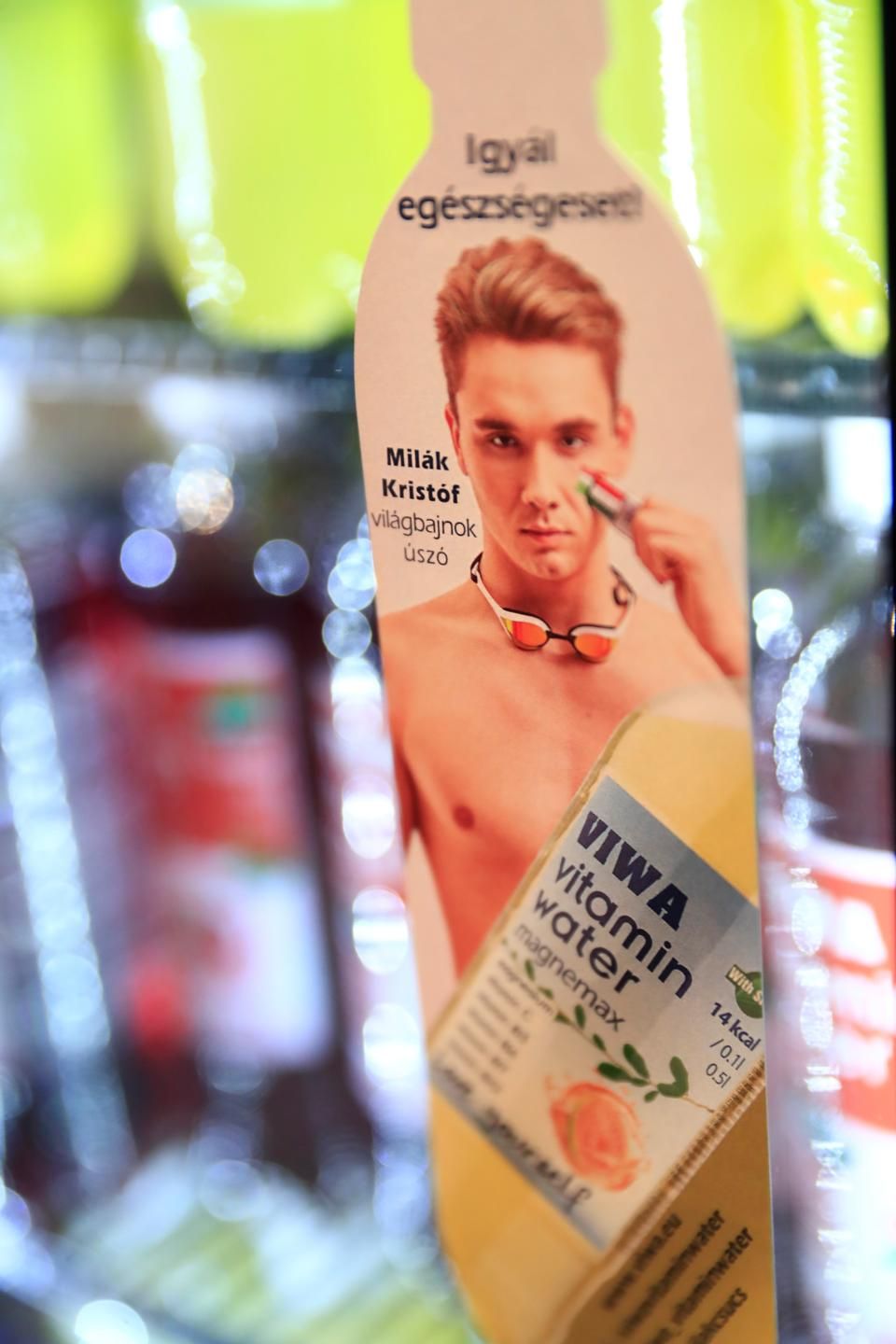 Milák Kristóf vitaminvizet reklámoz (Fotó: Koncz György)