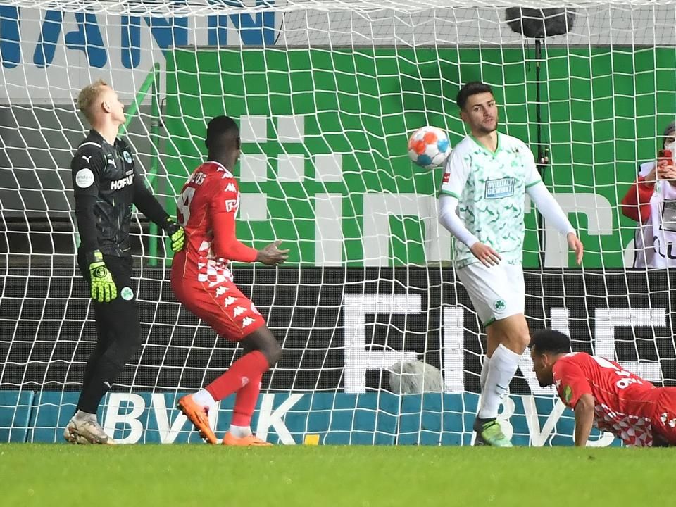 Jellemző kép a Greuther Fürth meccséről – már 52 gólt kapott a csapat a Bundesliga-idényben (Fotó: Imago Images)