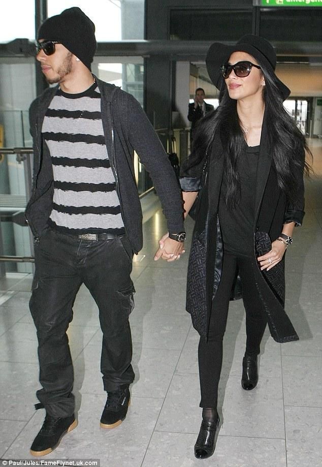 Hamilton és Scherzinger fekete ruhában érkezett a repülőtérre (forrás: Daily Mail)