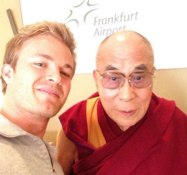 Rosberg örömteli találkozása a dalai lámával (Fotó: Twitter)