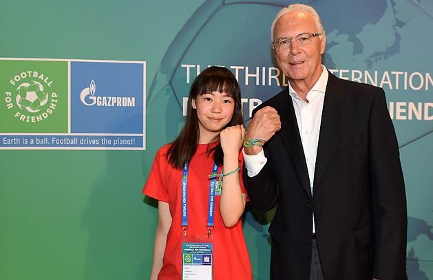 Franz Beckenbauer a gyermek sajtóközpont képviselőjével
