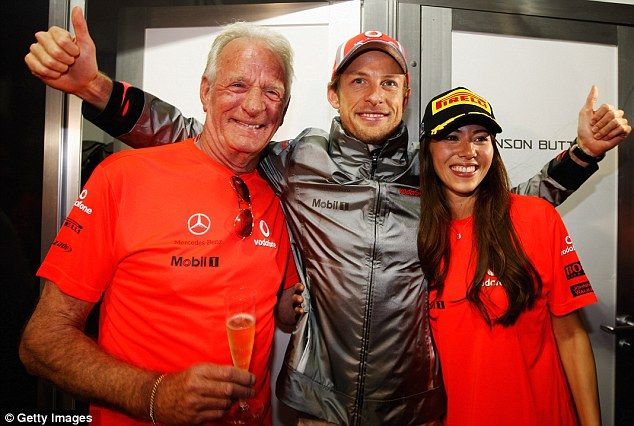 Az Ausztrál GP után együtt örült a család. John Button, Jenson Button, Jessica Michibata (forrás: dailymail.co.uk)