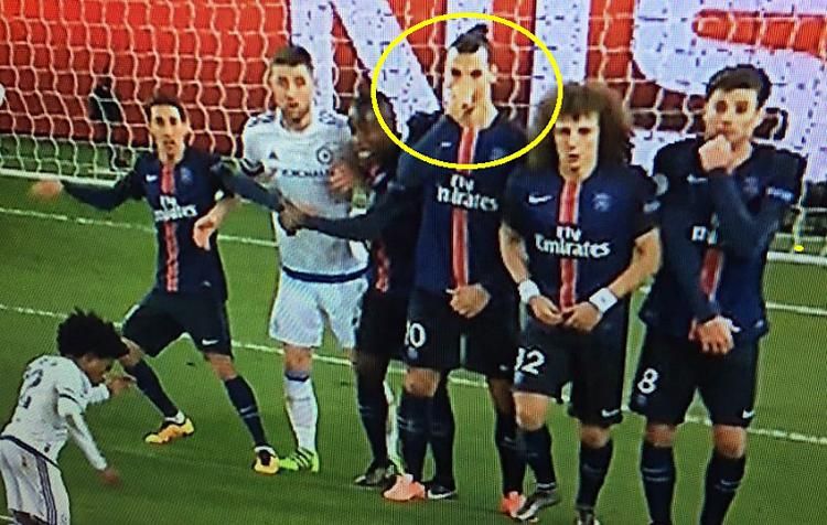 Úgy tűnik, Zlatan Ibrahimovic aférfiassága mellett az orrát is féltette Willian lövésétől