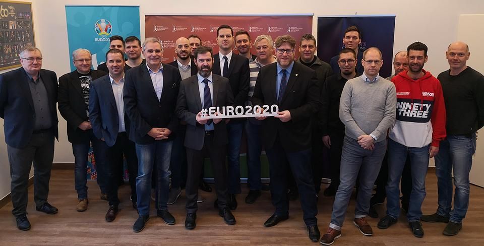 David Farrelly (az Euro2020-as feliratot bal oldalról tartja), jobb oldalán Szöllősi György, a Nemzeti Sport főszerkesztője, az MSÚSZ elnöke a sajtó képviselőivel az eseményen