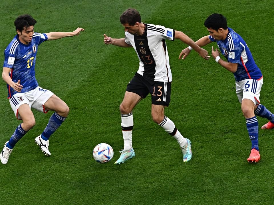 Müllernek (középen) nem sok babér termett a meccs első perceiben (Fotó: AFP)