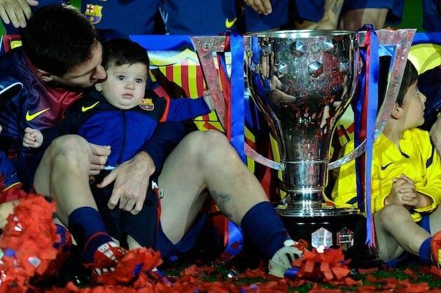 Messi, a nyűgös Thiago és a kupa (forrás: sports.yahoo.com)