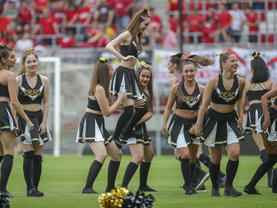 A mérkőzés előtt cheerleaderek szórakoztatták a szurkolókat (Fotó: Török Attila)