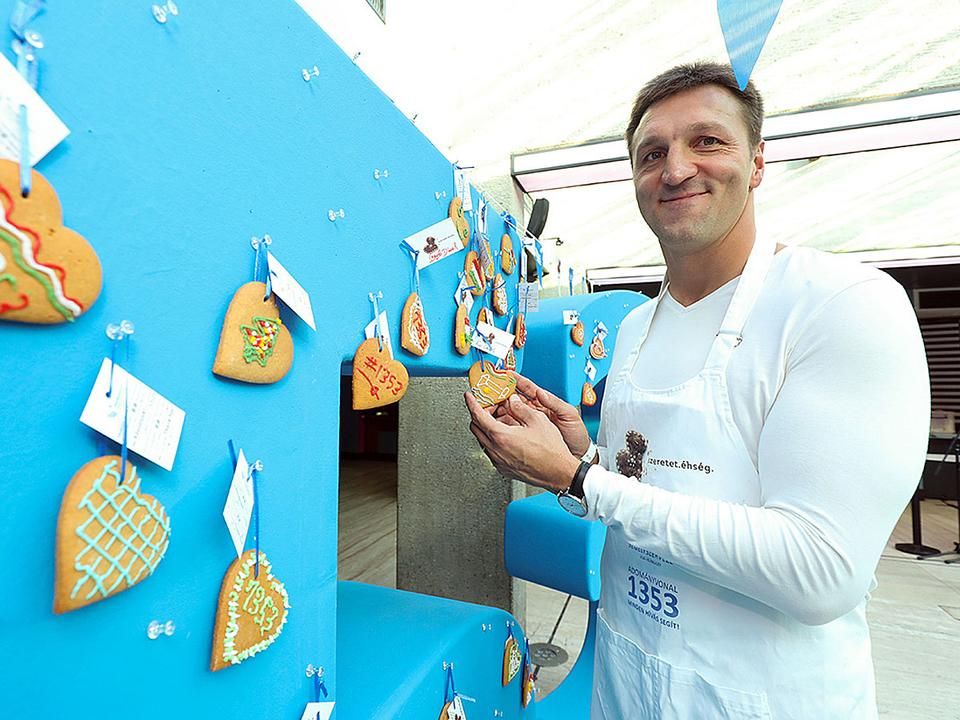 Háromszoros olimpiai bajnok vízilabdázónk, Kiss Gergely is készített mézeskalácsot – A KÉPRE KATTINTVA GALÉRIA NYÍLIK! (Fotó: Tumbász Hédi)