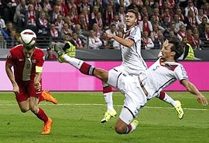 A lengyelek végig gólveszélyesen futballoztak,
Lewandowski gólt is szerzett (Fotó: Reuters)